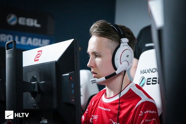 【视频】德杯预选赛芒果鱼队内讧队长遭踢出，UZI全程围观